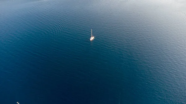 Okyanusta yalnız tekne