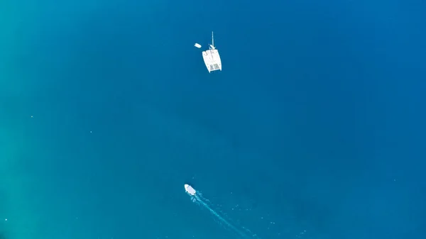 Okyanusta yalnız tekne