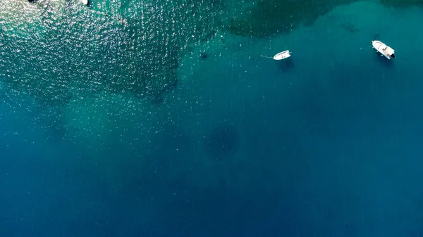 Okyanusta yalnız tekne