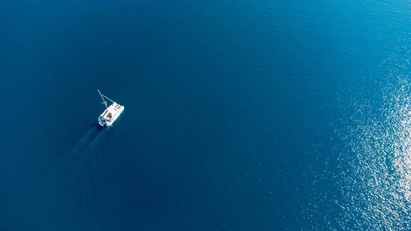 Okyanusta yalnız tekne