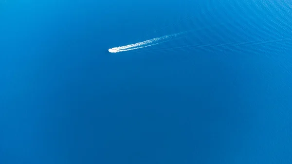 Okyanusta yalnız tekne