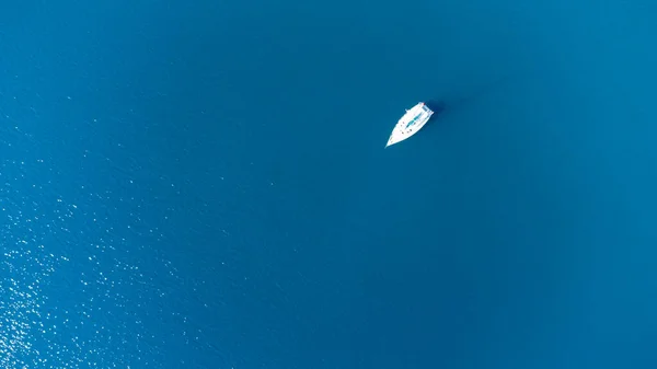 Okyanusta yalnız tekne