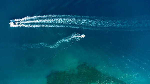 Okyanusta yalnız tekne
