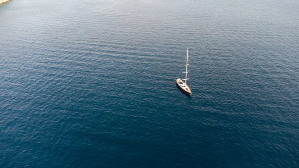 Okyanusta yalnız tekne