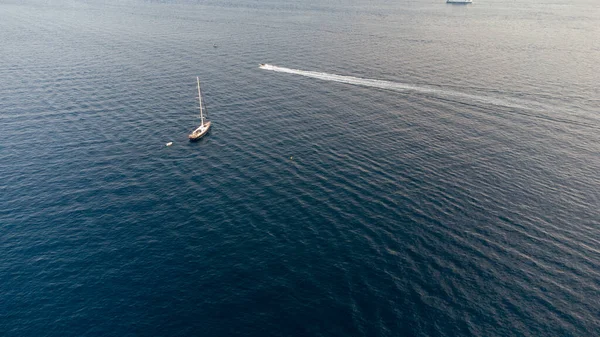 Μοναχικό Σκάφος Στον Ωκεανό — Φωτογραφία Αρχείου