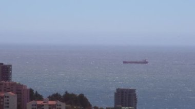 Renaca kıyısındaki kargo gemisi Valparaiso Şili 'de, arkasında Pasifik Okyanusu var.