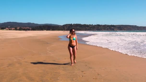 Belle Fille Brune Marchant Sur Plage Quintay Valparaiso Chili Par — Video