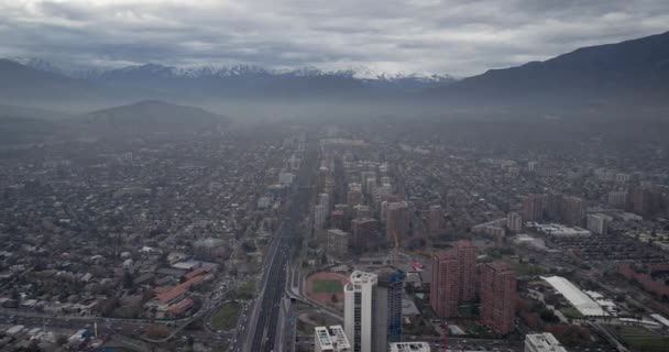 Letecký Pohled Zasněžené Pohoří Santiagu Chile Den Znečištění Obytné Čtvrti — Stock video