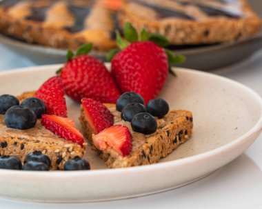 Fındık ezmeli ekmek, çilek ve yabanmersini.