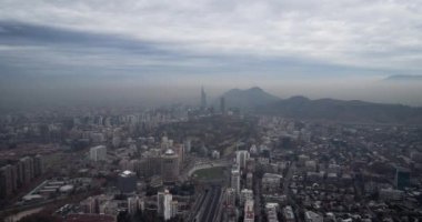 Kirli bir günde Santiago de Chile 'deki finans merkezinin havadan görünüşü.