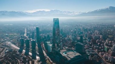 Santiago de Şili 'deki finansal merkezinden yağan yağmurdan sonra And Dağları' nın yüksek hızına ulaşan hava sahası karla kaplıydı.