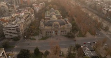 Santiago de Chile 'deki güzel sanatlar müzesinin hava manzarası ve yollarda arabalar..