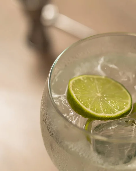 Close Gin Tonic Cocktail Slice Lemon Light — Fotografia de Stock