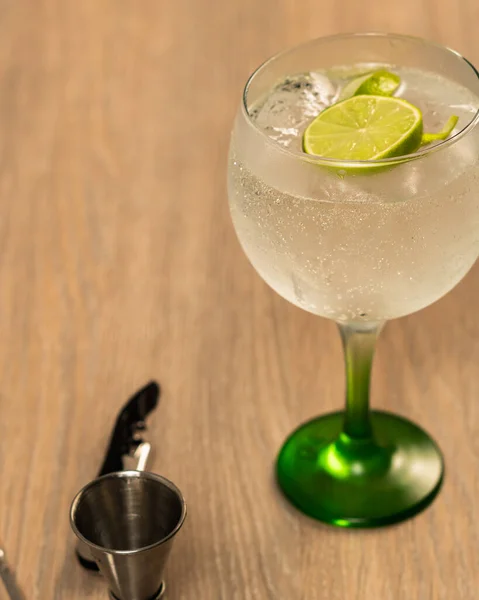 Vue Face Gin Tonic Avec Citron Jigger Sur Surface Bois — Photo