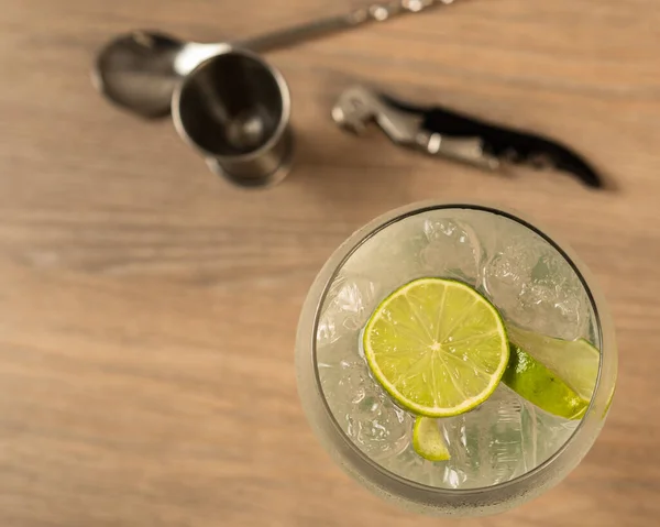 Top View Gin Tonic Cocktail Lemon Slice Wooden Surface Mixing — Stok Foto