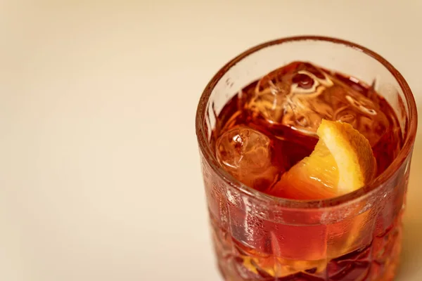 Nahaufnahme Des Negroni Cocktails Mit Orangefarbenem Keil Auf Weißer Oberfläche — Stockfoto