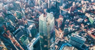 Binaları ve şafak vakti caddelerde sürekli araba trafiği ile şehrin havadan zaman çizelgesi..