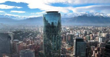 Santiago de Chile 'in genel manzarası kışın karla kaplı ve dağlarla kaplı.