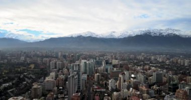 Binaları ve And Dağları 'yla birlikte şehrin ters bir kısmının havadan görüntüsü..