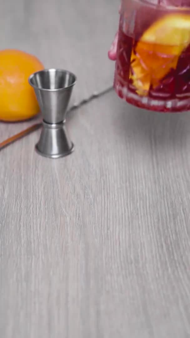 Mouvement Lent Verre Cocktail Negroni Placé Sur Une Table Bois — Video