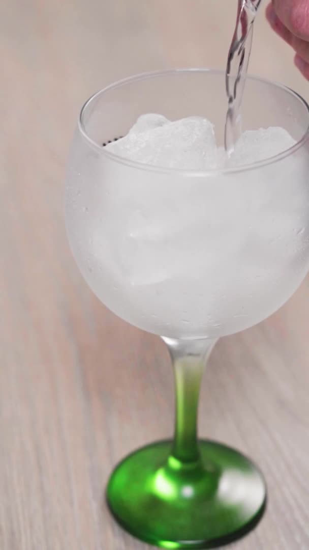 Slow Motion Glass Full Ice While Pouring Gin Jigger — Αρχείο Βίντεο