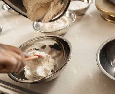 Bir metal kaseden diğerine tereyağı kremi aktarıyorum.