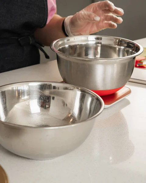 Granit bir masanın üstündeki metal kaseler.