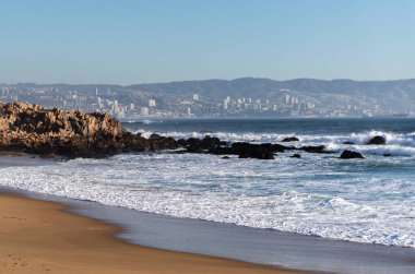Ufukta liman şehri olan plajın panoramik manzarası