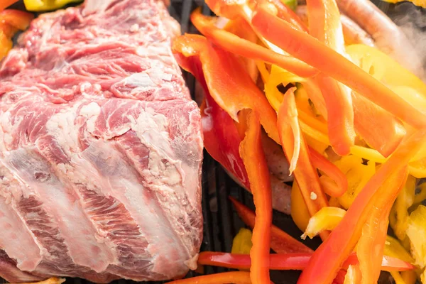 Izgarada kırmızı biberli biftek manzarası.