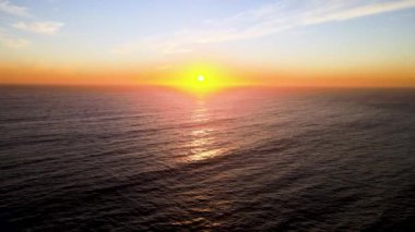 Denizin üzerinde batan güneşin merkezli hava manzarası
