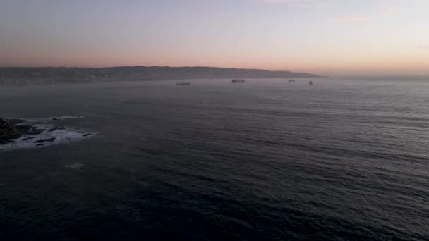 Vista Aérea Panorámica Las Olas Con Vistas Puerto Valparaíso — Vídeo de stock
