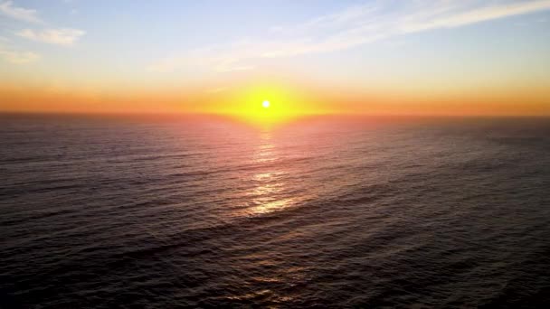 Vista Aérea Centrada Del Atardecer Sobre Mar — Vídeos de Stock