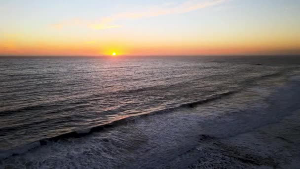 Pandangan Udara Laut Terhadap Matahari Saat Matahari Terbenam — Stok Video