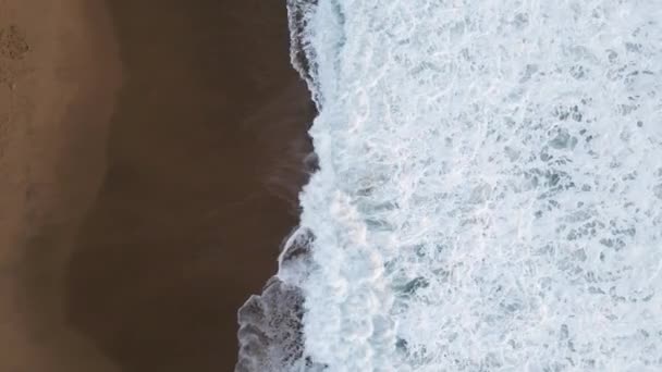 Vista Superior Das Ondas Que Chegam Costa Praia — Vídeo de Stock