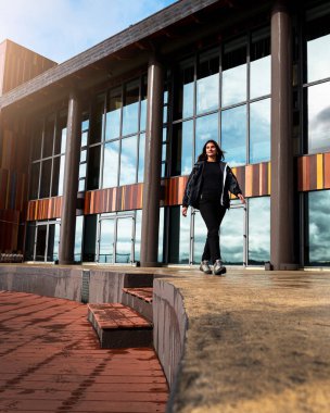 Meyveli, Şili 'nin rıhtımında yürüyen genç bir kadın.