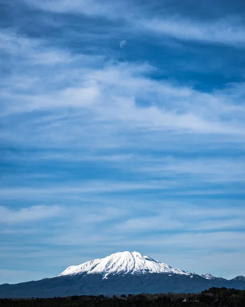 Wulkan Calbuco Słoneczny Dzień Księżycem Idealnie Wyrównanym Nad Nim — Zdjęcie stockowe