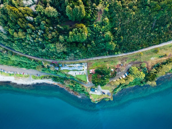 Bovenaanzicht Van Spoorlijnen Met Bos Lagune Aan Zijkanten — Stockfoto