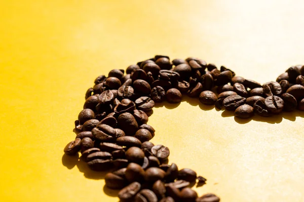 Sarı arka planda kahve çekirdekleri yakın plan.