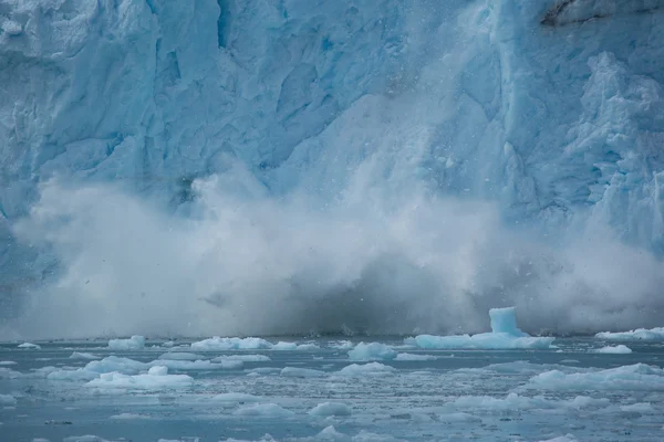 Primer plano del hielo glacial que cae — Foto de Stock