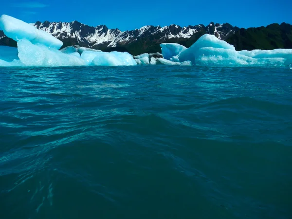 Icebergs em uma laguna — Fotografia de Stock