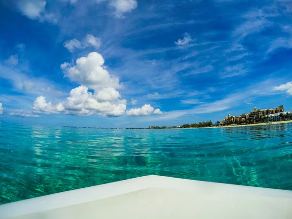 Paddle board på turkost vatten — Stockfoto