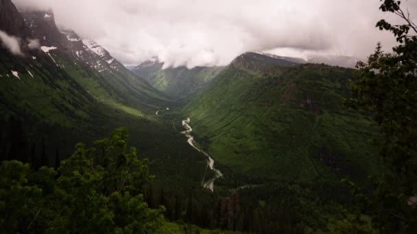 Valle nublado en montana — Vídeo de stock