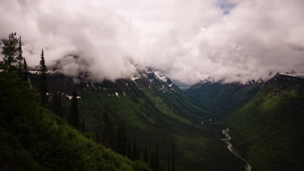 Nuvens movendo-se sobre um vale montana — Vídeo de Stock