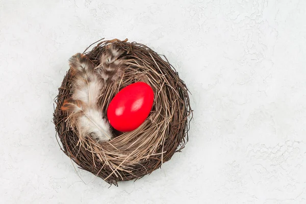 Paskalya kırmızı yumurtası yuvada.. 