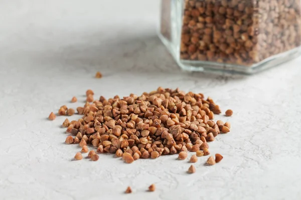 Çiğ karabuğday taneleri masaya saçıldı. Sağlıklı beslenme.