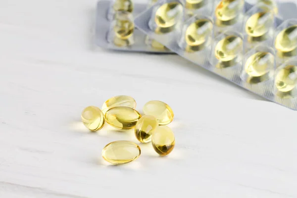 Sarı morina yağlı kapsüller. Sağlıklı yaşam tarzı.