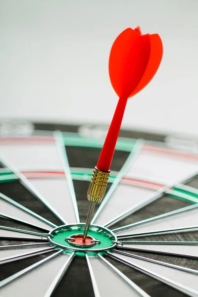 Kırmızı dart tam hedefe isabet ediyor. Kazanan.