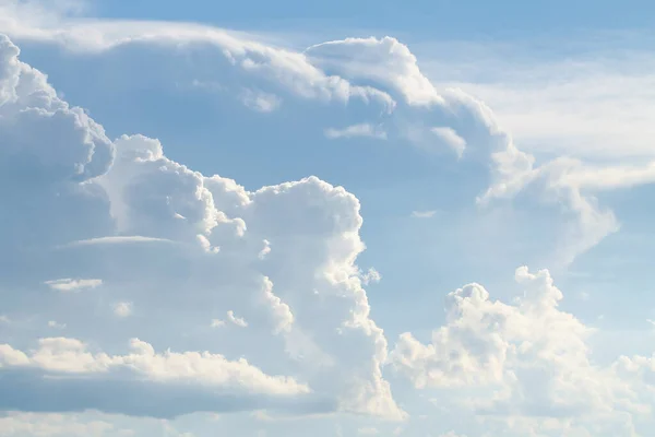 Mavi gökyüzünde beyaz bulutlar. Gökyüzü dokusu.