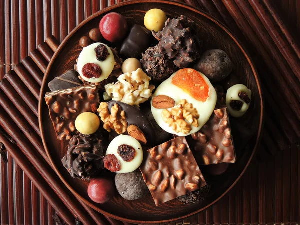 Sortiment Jemných Čokolád Bílé Tmavé Mléčné Čokoládě Černém Pozadí — Stock fotografie