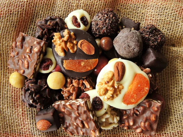 Sortiment Jemných Čokolád Bílé Tmavé Mléčné Čokoládě Černém Pozadí — Stock fotografie